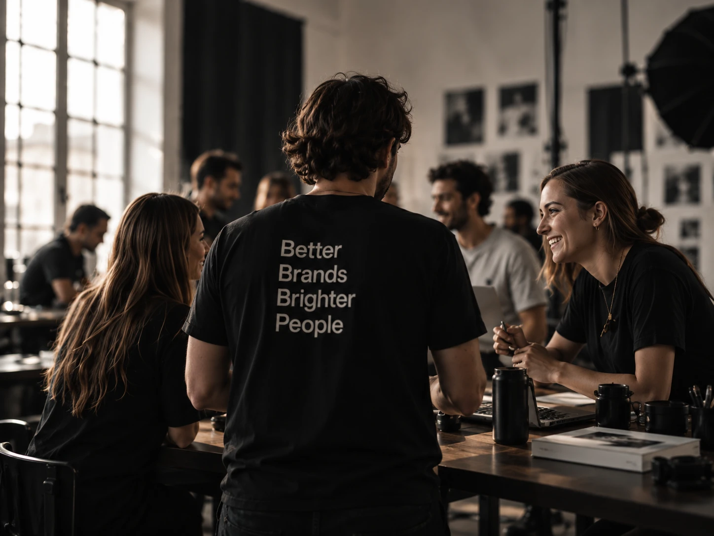 Equipo de Dynamic sonriendo, remera Better Brands Brighter People en primer plano