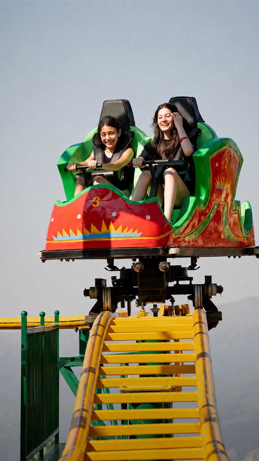 Chicas disfrutando la montana rusa, mundo KIDS de Dynamic