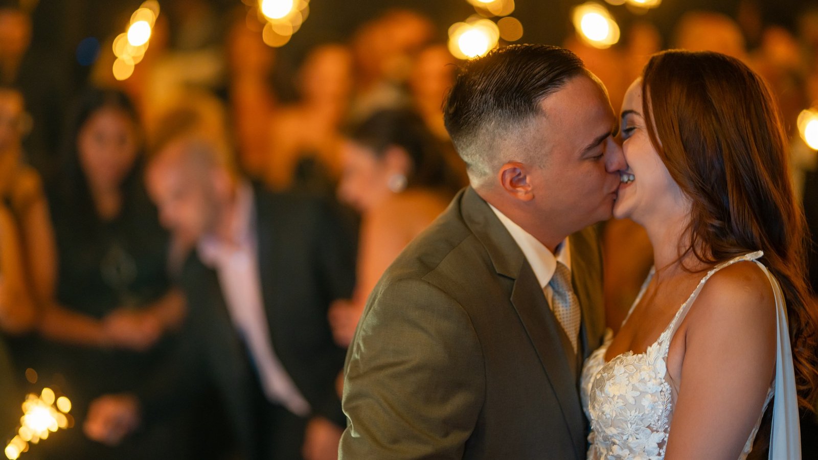 Novios besandose en la fiesta - mundo SOCIALES de Dynamic