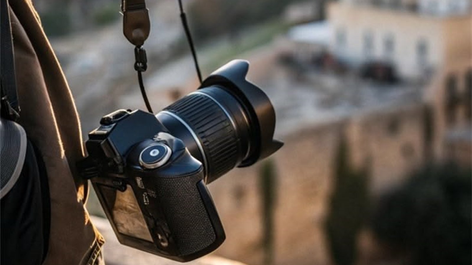 Viajero con camara frente a una ciudad al atardecer - mundo TURISMO de Dynamic